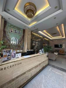 贡布Twin Hotel Kampot的设有接待台的酒店大堂 更多37张照片