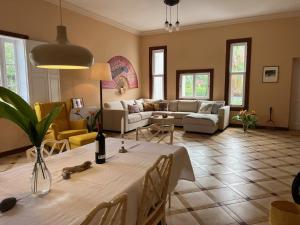 Villa Finca El Drago في لا أوروتافا: غرفة معيشة مع طاولة وأريكة