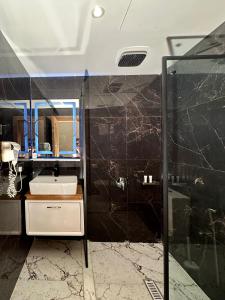 een badkamer met een wastafel en een spiegel bij MyHotel Erbil in Erbil