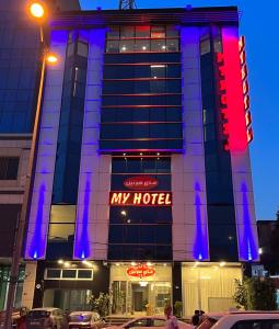 un hotel con un letrero de neón delante de él en MyHotel Erbil, en Erbil