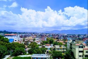 Blick auf eine Stadt mit Gebäuden und Bäumen in der Unterkunft Hotel Mirage Regency in Kathmandu