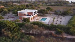 una vista aérea de una casa con piscina en Villa Le P’tit Paradis en Ngalou Sessène