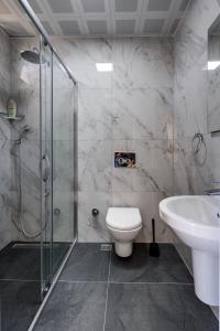 アンタルヤにあるBegonvilla Apart Karaözのバスルーム(シャワー、トイレ、シンク付)
