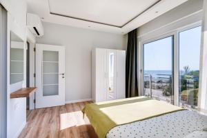 Begonvilla Apart Karaöz في أنطاليا: غرفة نوم بسرير ونافذة كبيرة