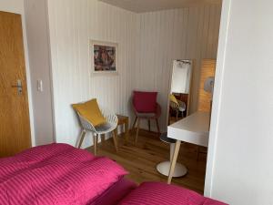 a bedroom with a bed and a table and a mirror at Draußen am See in Losheim
