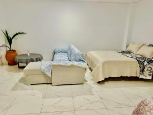 Sala de estar con 2 camas y mesa en Studio Doulapas, en Chrani