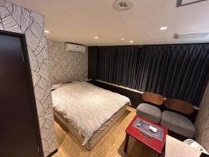 京都Hotel Sunday Brunch (Adult Only)的一间带床和沙发的小卧室 更多37张照片