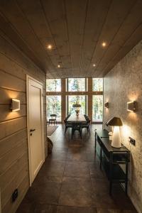 une chambre avec une table et une chambre avec une porte dans l'établissement Villa Pöylikki, à Rovaniemi 29 autres photos