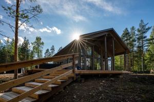 - un pavillon en bois avec le soleil au ciel dans l'établissement Villa Pöylikki, à Rovaniemi