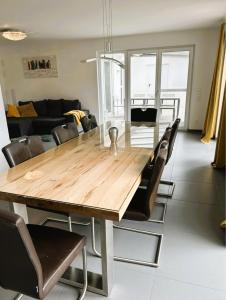 a dining room with a wooden table and chairs at Sylvis Home Zentral gelegenes Ferienhaus in ruhiger Lage in Fürth +33 photos