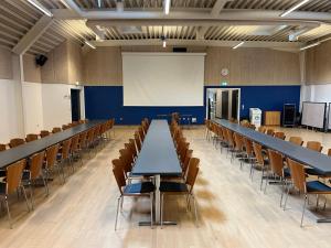 een vergaderzaal met een lange tafel en stoelen bij Helle Aktivitetshotel in Årre