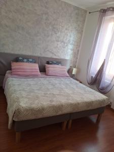 1 cama en un dormitorio con 2 almohadas y 2 ventanas en B & B Ametista Bergamo, en Ponteranica