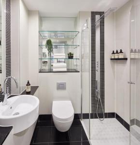 een badkamer met een toilet, een wastafel en een douche bij master St. Paul's in Londen