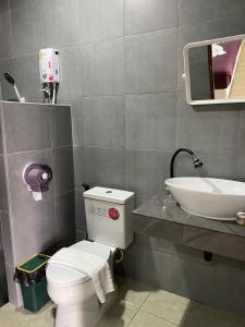 ein Bad mit einem WC und einem Waschbecken in der Unterkunft Greathill Gardenhome Resort Chomthong-Chiangmai in Chom Thong