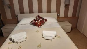 1 dormitorio con 1 cama con toallas en Le terme a due passi, en Rapolano Terme