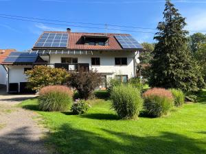 una casa con paneles solares en el techo en Kuckucksnest, en Weilheim