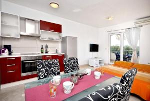 Kuchyň nebo kuchyňský kout v ubytování Apartment Srima + 37 fotografií