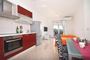 Kuchyň nebo kuchyňský kout v ubytování Apartment Srima