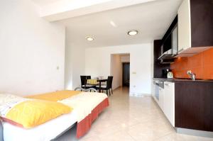 Kuchyň nebo kuchyňský kout v ubytování Apartment Srima