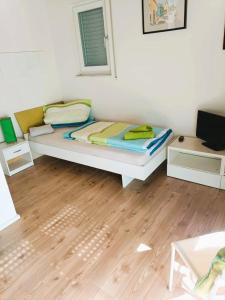 a bedroom with a bed and a wooden floor at Sylvis Home Zentral gelegenes Ferienhaus in ruhiger Lage in Fürth