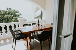 Balkón nebo terasa v ubytování Beachfront House Amaris