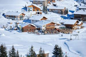 un lodge de esquí en una estación de esquí en la nieve en Hotel Mohnenfluh, en Lech am Arlberg