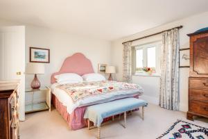 Un dormitorio con una cama grande y una ventana en Gins Barn, en Southampton