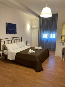 a bedroom with a bed with two towels on it at 100 PASSI Politeama in Palermo
