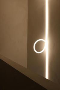 une lumière sur une paroi avec un cercle dessus dans l'établissement High end private room with private bathroom, à Gand