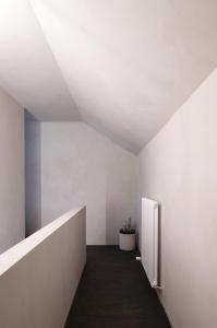 根特的住宿－High end private room with private bathroom，带有白色墙壁和白色散热器的走廊
