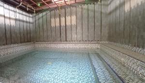 - une grande piscine d'eau dans la chambre dans l'établissement Grand S'kuntum Hotel Syariah, à Metro