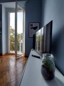 ein Zimmer mit einem Tisch und einer Vase darauf in der Unterkunft Casa Turati in Turin