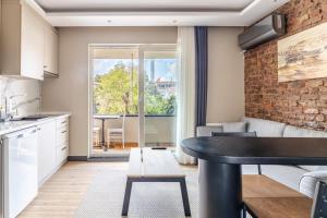 eine Küche und ein Wohnzimmer mit einem Tisch im Zimmer in der Unterkunft Sea View Flat w Balcony Near Beylerbeyi Palace in Istanbul