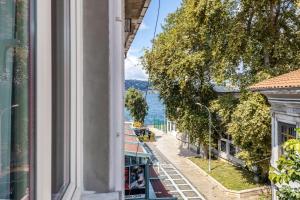 uma vista para uma rua a partir de uma janela de um edifício em Sea View Flat w Balcony Near Beylerbeyi Palace em Istambul
