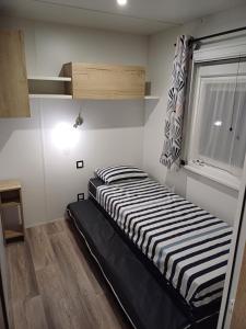 Mobil-home Camping Siblu La Reserve ****客房内的一张或多张床位