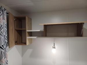 Mobil-home Camping Siblu La Reserve ****的厨房或小厨房