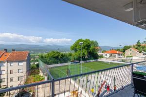 a tennis court on a balcony with a tennis court at Apartman Dragomir in Imotski
