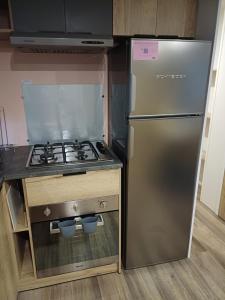 Mobil-home Camping Siblu La Reserve ****的厨房或小厨房