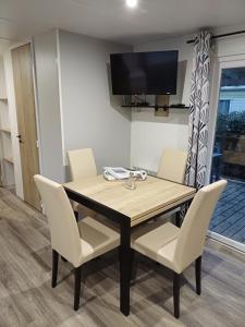 Mobil-home Camping Siblu La Reserve ****的电视和/或娱乐中心