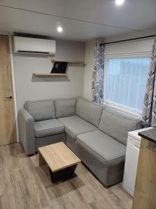 Mobil-home Camping Siblu La Reserve ****的休息区