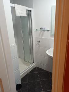 Kylpyhuone majoituspaikassa Annascaul House