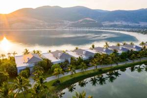 Nha Trang Marriott Resort & Spa, Hon Tre Island في نها ترانغ: اطلالة جوية على منتجع بجانب تجمع المياه