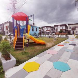 un parque infantil con tobogán en Affordable Condo w/ Shower Heater and Wi-Fi, en Minglanilla
