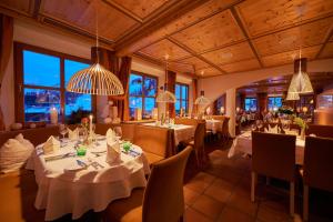 Reštaurácia alebo iné gastronomické zariadenie v ubytovaní Hotel Mohnenfluh