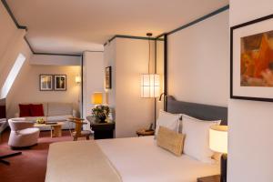 een hotelkamer met een bed en een woonkamer bij Hôtel Bel Ami in Parijs