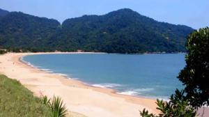 vista su una spiaggia con montagne sullo sfondo di Casinha Mar e Sol Boiçucanga a São Sebastião