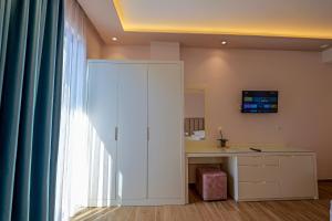 TV a/nebo společenská místnost v ubytování HOTEL DENOEL