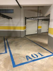 un garage avec deux portes de garage et un panneau d'interdiction d'entrée à l'étage dans l'établissement Costa Mar , avenue Miramar, à Martil