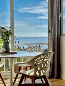 a table and chairs with a view of the ocean at PARAISO DEL SOL in Benajarafe
