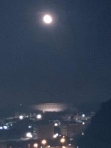 Una luna en el cielo sobre una ciudad por la noche en la casetta del borgo, en Campomarino